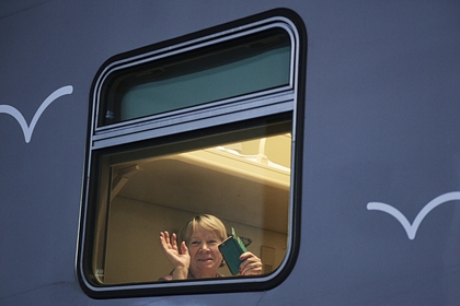 Первый пассажирский поезд проехал по Крымскому мосту