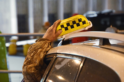 Российских чиновников решили пересадить со служебных автомобилей на такси