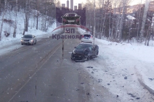 На дивногорской трассе лоб в лоб столкнулись две иномарки