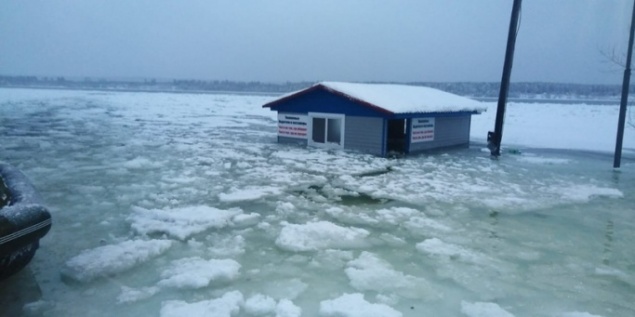 Спасатели два дня работали «паромщиками» в подтопленном поселке Енисейского района