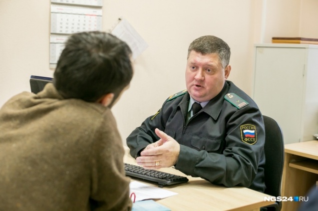 Приставы вынудили мужчину оплатить ремонт соседке, добравшись до его счета в банке