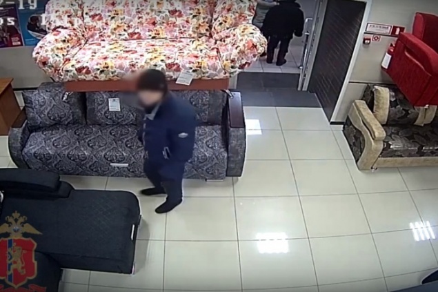 Ловкач украл деньги из кассы магазина в отсутствие продавца