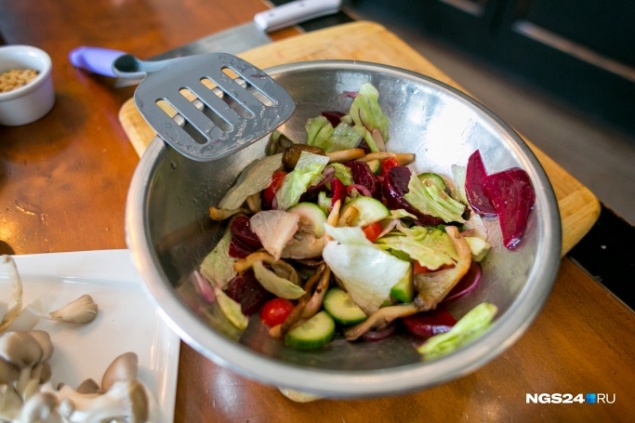 «Доем салаты за вас после праздников»: житель Норильска предложил необычную услугу за 300 рублей