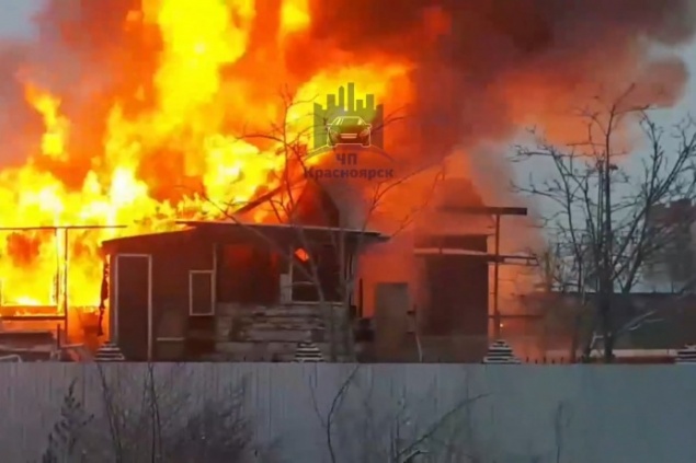 Пожарные тушат загоревшийся дом на Транзитной