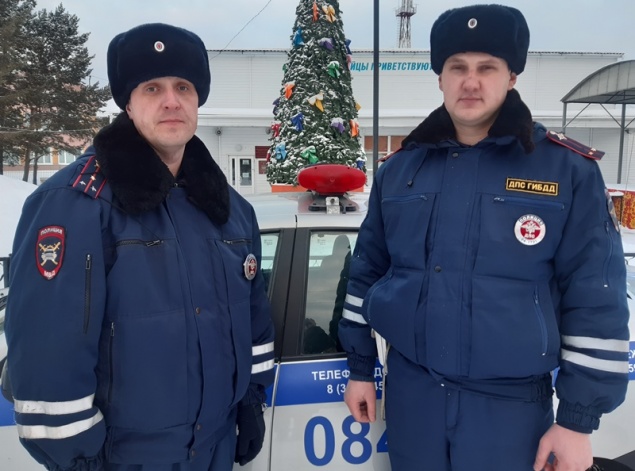 В Большеулуйском районе полицейские вошли в горящее здание ради спасения свиней, кроликов и куриц