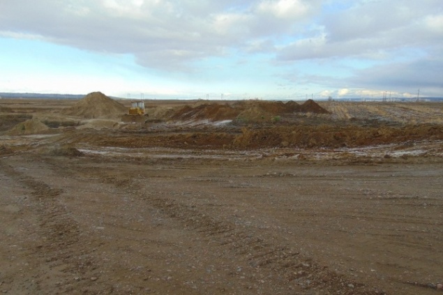 В Ермаковском районе неизвестные строители вывезли горы щебня и гравия