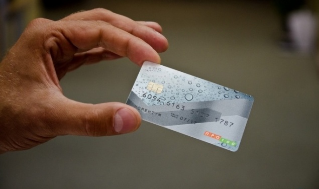 Житель Красноярского края взял у знакомой телефон позвонить и перевел себе 60 тысяч рублей