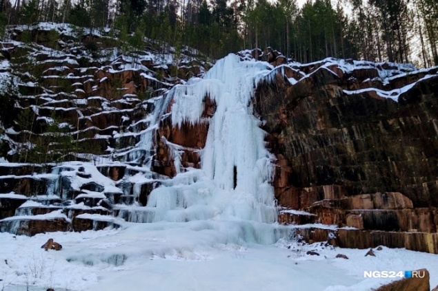 На восточном входе нацпарка «Столбы» начали заливать ледяной водопад для красивых снимков