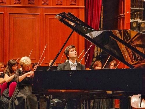 Фортепиано, избранные пьесы, международный уровень: приглашаем юных ачинцев и их родителей в виртуальный концертный зал на концерт Константина Шамрая