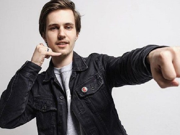 Российский комик Саша Долгополов отменил концерты в Красноярске после побега из страны