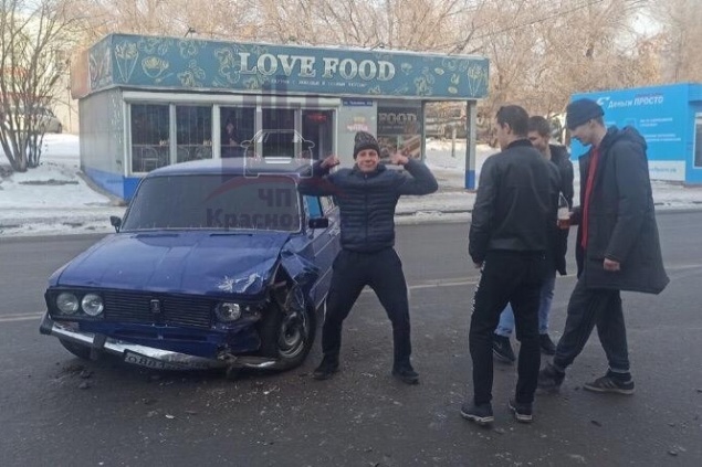 «Веселые» подростки без прав на ВАЗ подбили Duster и устроили фотосессию на их фоне