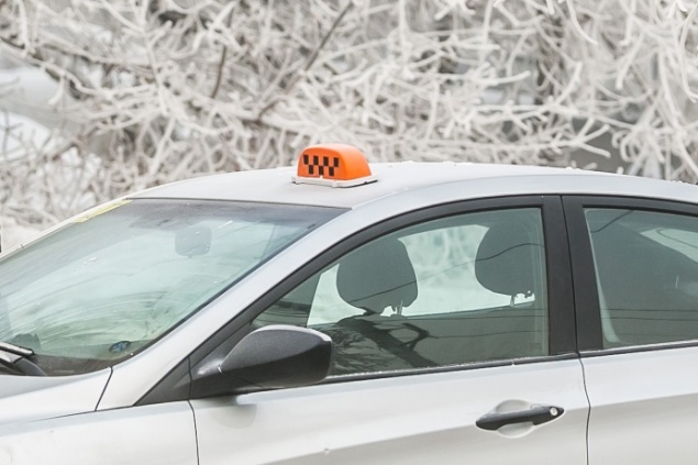 Таксист-игроман перевел 30 тысяч рублей с оставленной клиенткой карты в видеоигру