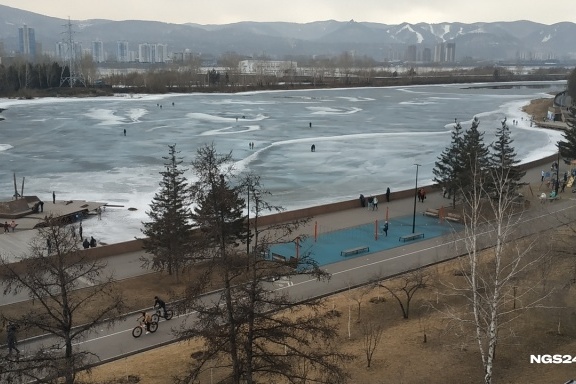 Дети устроили игры на тонком льду Енисея