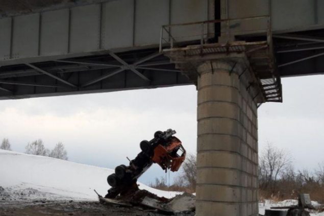 С моста под Ачинском рухнул КАМАЗ. Есть погибший