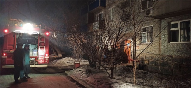 В Канске подъезд пятиэтажки наполнился дымом из-за горящего подвала. Пожарные вынесли 10 детей и спасли 30 взрослых