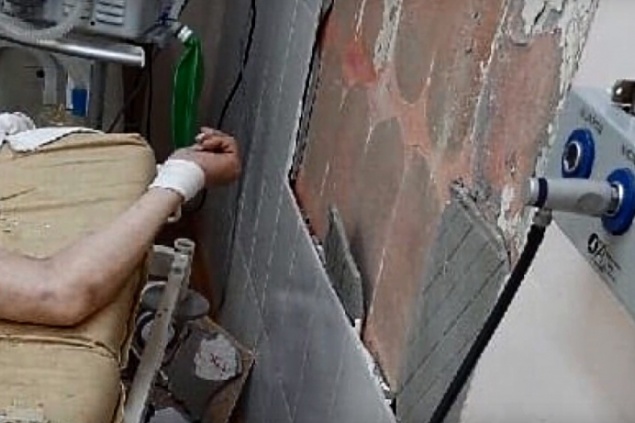 В Ачинской ЦРБ на пациента обвалилась керамическая плитка