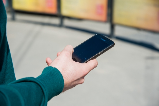 Новосибирского телефонного мошенника задержали за обман 13 пенсионеров из Канска