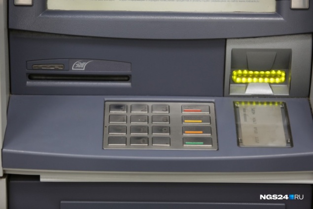 Мошенники озолотились на 2,5 миллиона, закинув на карточку через банкомат поддельные деньги