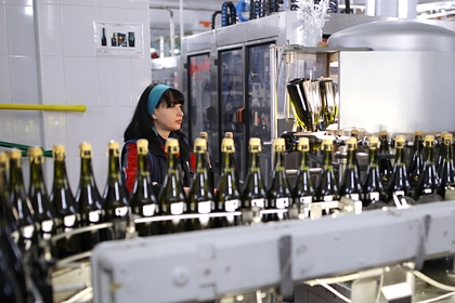 Россиянам раскрыли опасность бокала вина за ужином