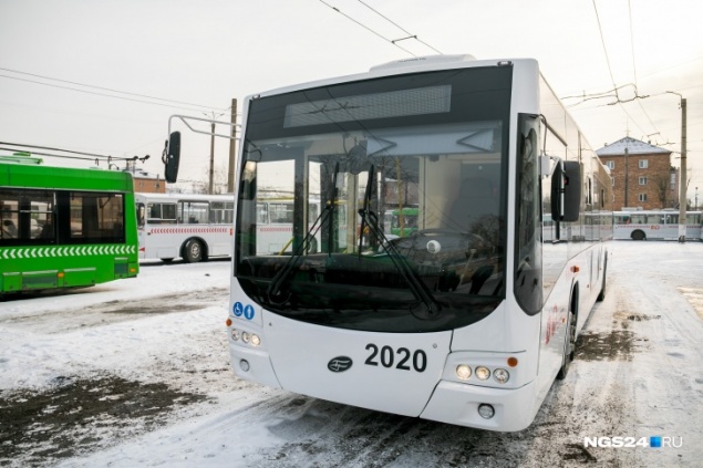 USB-зарядки, видеонаблюдение и автономный ход: чиновники показали новый троллейбус за 15 миллионов