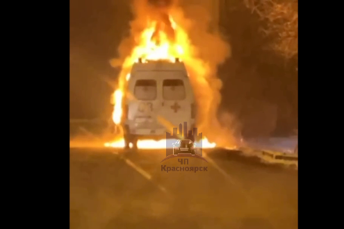 В Красноярске сгорел автомобиль скорой помощи