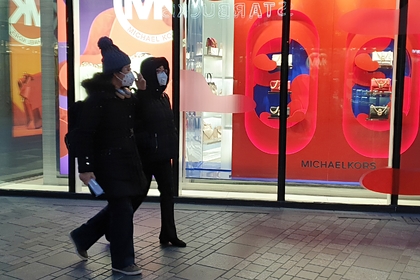 Число жертв коронавируса превысило 900