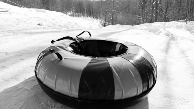 Гибель россиянки на «ватрушке» под колесами автомобиля попала на видео