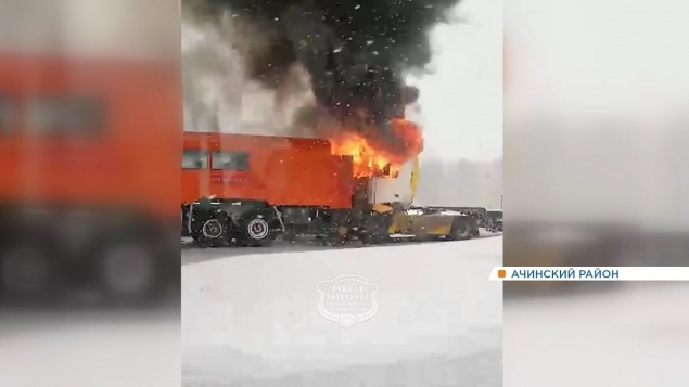Под Ачинском столкнулись четыре грузовика. Два из них сгорели
