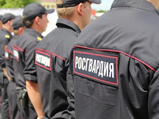 Житель Минусинска грозился спрыгнуть с балкона из-за запрета видеться с сыном. Отговорили росгвардейцы