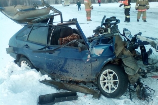 На трассе в Красноярском крае «Жигули» разбились всмятку в смертельной аварии с автобусом