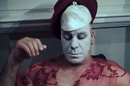 Солист Rammstein назвал новую группу русским матерным словом и снялся в порно