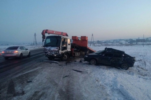 «Двенашка» врезалась в эвакуатор на трассе: водитель легковушки погиб на месте