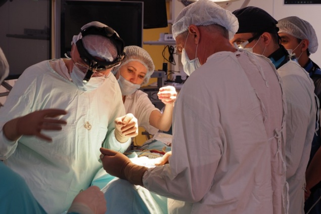 Красноярские врачи и робот удалили молодому парню опухоль из носоглотки