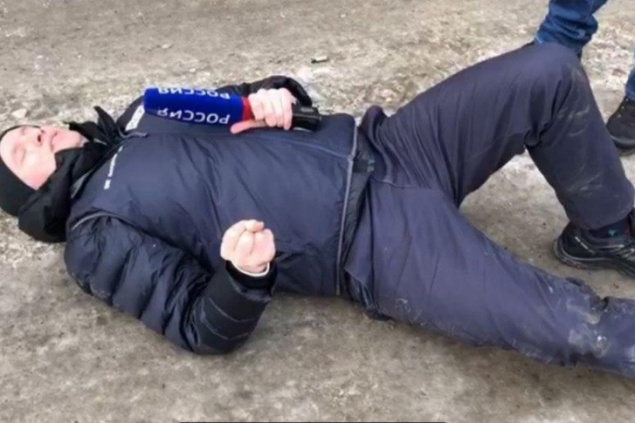 В Красноярске журналист попал под машину после попытки взять интервью