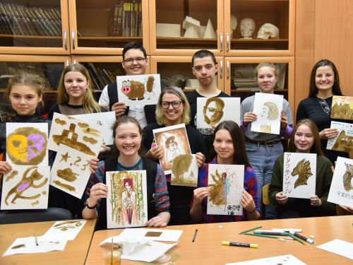 Ачинская детская художественная школа освоила oil-art – технику рисования нефтью