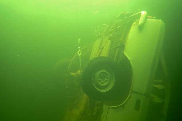 Трое рыбаков выехали на тонкий лед на автомобиле и провалились под воду