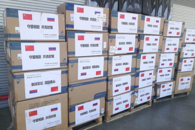 В Красноярск прибыла гуманитарная помощь из Китая: маски и защитные костюмы раздадут медикам