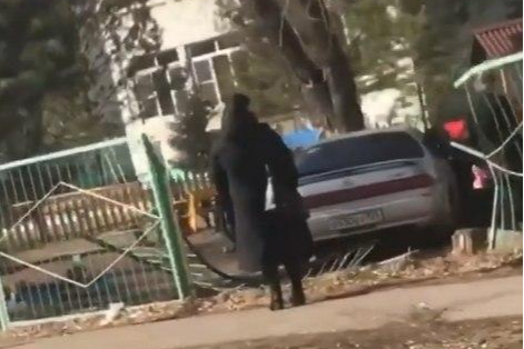 «Никогда не получал права»: автомобилист под градусом пробил забор детского сада