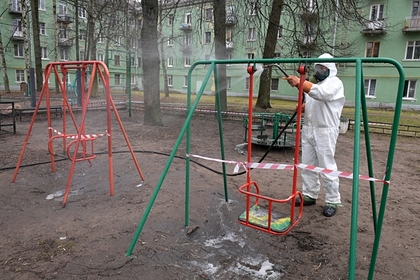 Россиянина оштрафовали за прогулку с ребенком на детской площадке