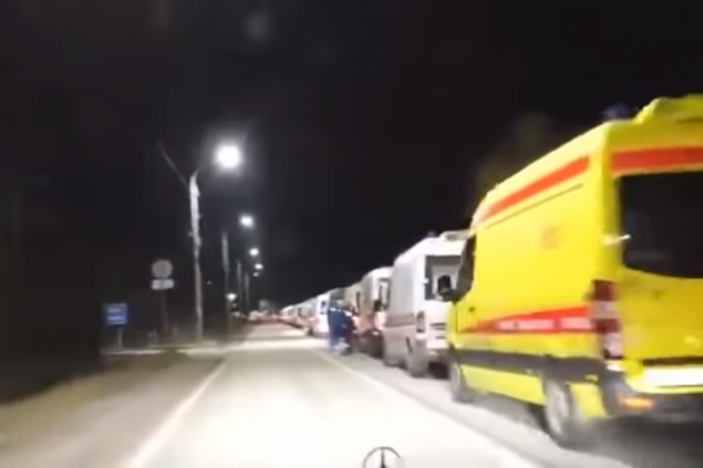 В соцсетях обсуждают видео с гигантской очередью из скорых в Москве. Объясняем, что происходит