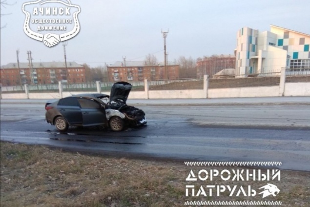 Из-за пролившегося из грузовика топлива на дорогу загорелась иномарка: солярка залила всю улицу