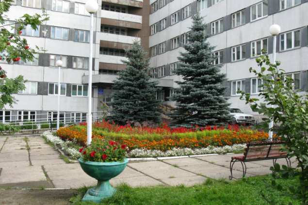 Главврач красноярского госпиталя выпала из окна своего кабинета