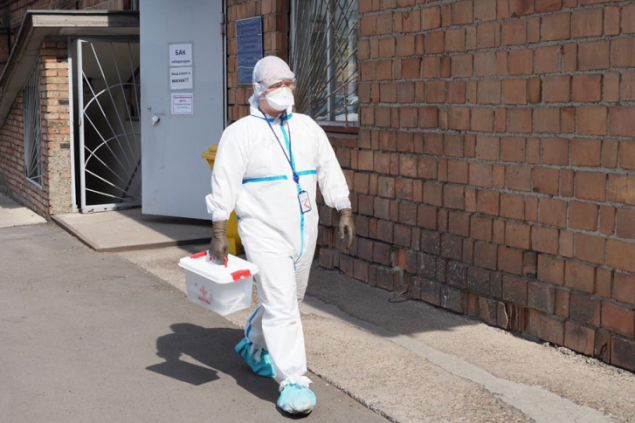 «Костюм — это мини-теплица». Врач клинической больницы рассказал о месяце жизни и работы в обсервации