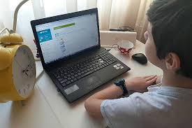 Красноярских родителей пугают переходом на постоянное дистанционное обучение. Это фейк