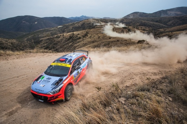 Чемпион на изоляции: история автогонщика, который устраивает заезды прямо в квартире