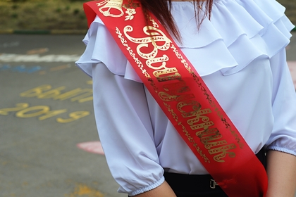 Российским школьникам захотели разрешить очные выпускные