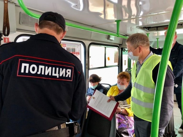 Полиция нагрянула с проверкой в красноярские автобусы: пассажиров без масок сегодня штрафовать не стали