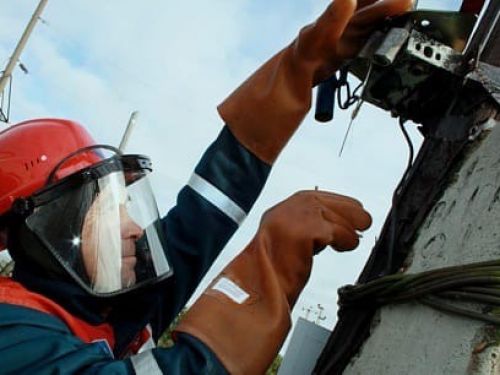 На 10.00 27.05.2020 количество потребителей оставшихся без электроэнергии в Ачинске сократилось до 500 человек. В поселке Солнечный усилены аварийно-восстановительные бригады