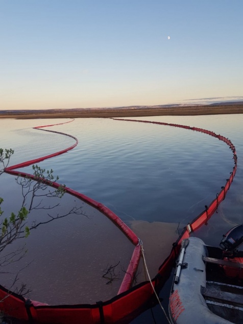 «На локализацию всего пятна нужно 10–14 суток»: в Норильске остановлено распространение топлива в реке
