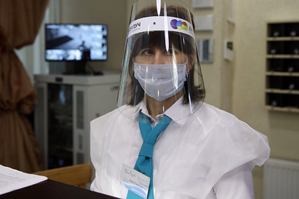 Врач израильской клиники счел бессмысленным ношение масок на улице